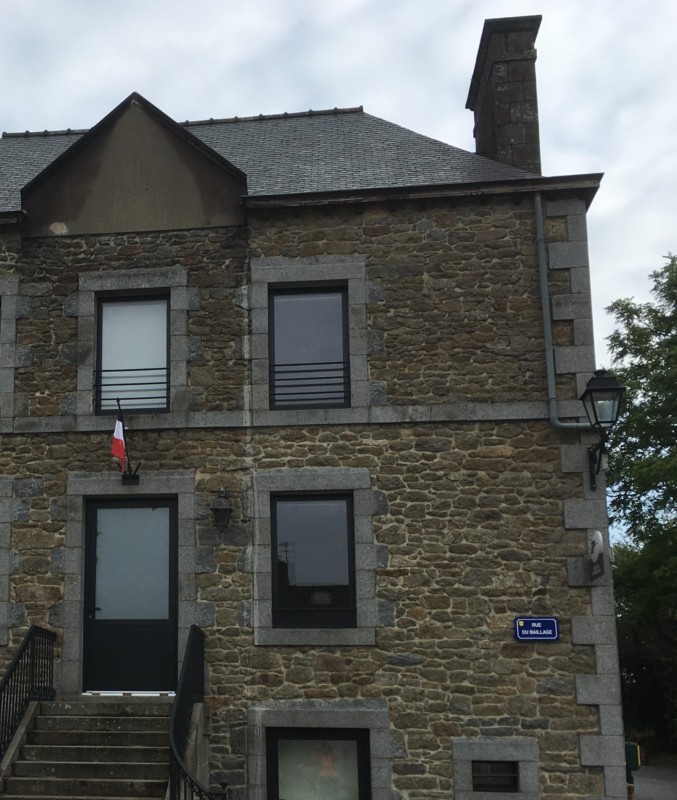 Décapage de la façade de la Mairie DU tronchet