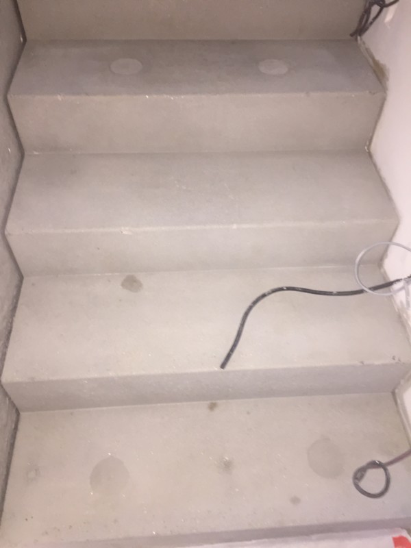 décapage enduit sur escalier beton